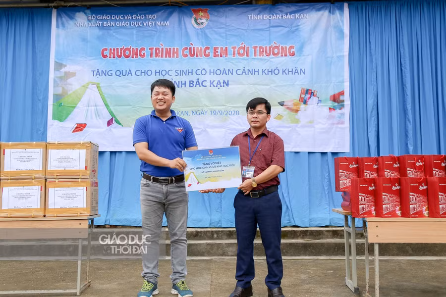 8.000 cuốn vở viết đến tay học sinh bị ảnh hướng mưa lũ tại Bắc Kạn ảnh 2