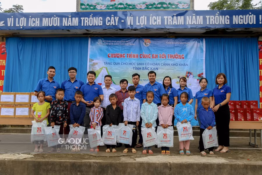 8.000 cuốn vở viết đến tay học sinh bị ảnh hướng mưa lũ tại Bắc Kạn ảnh 8