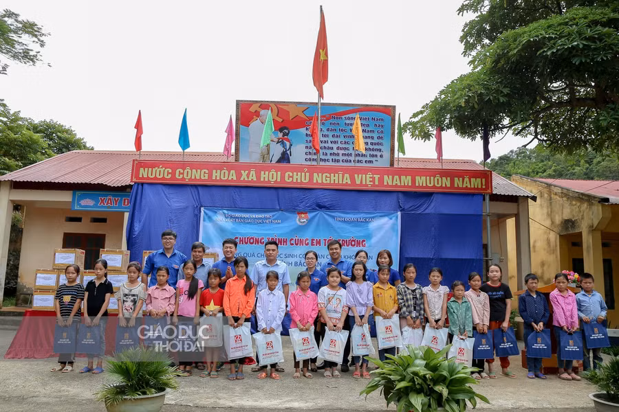 Hoạt động nằm trong chương trình "Cùng em tới trường".