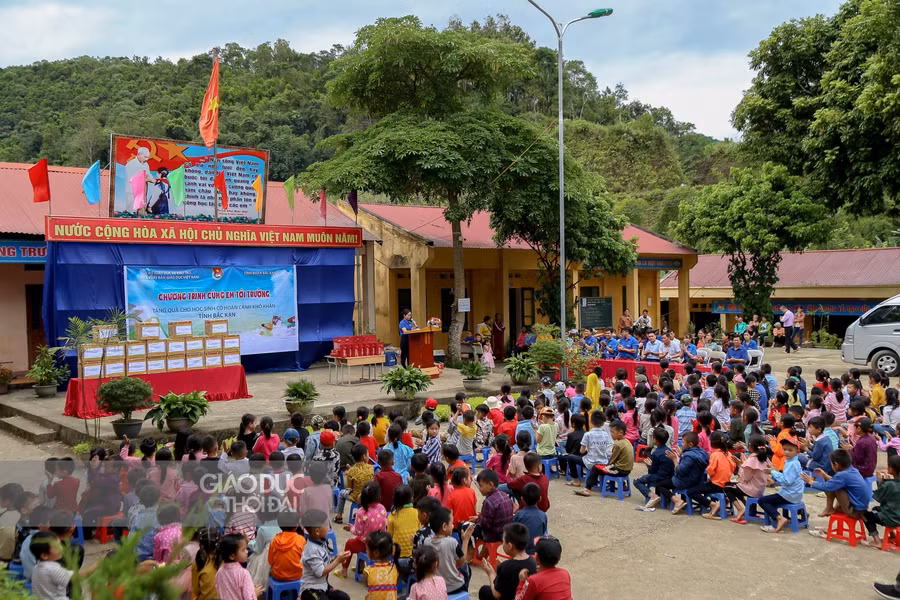 8.000 cuốn vở viết đến tay học sinh bị ảnh hướng mưa lũ tại Bắc Kạn ảnh 1