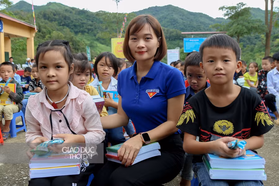 8.000 cuốn vở viết đến tay học sinh bị ảnh hướng mưa lũ tại Bắc Kạn ảnh 9