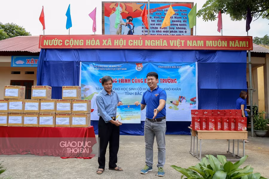 Đồng chí Nguyễn Văn Đại - Bí thư Đoàn thanh niên NXBGDVN trao tặng 4.000 cuốn vở viết cho điểm trường.