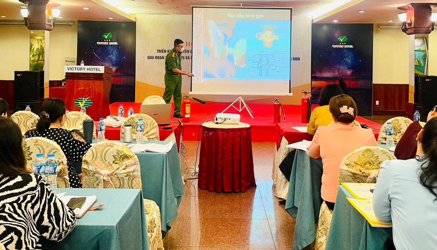 Đại úy Vũ Tiến Đạt chia sẻ tại lớp tập huấn. Đại úy Vũ Tiến Đạt chia sẻ tại lớp tập huấn.