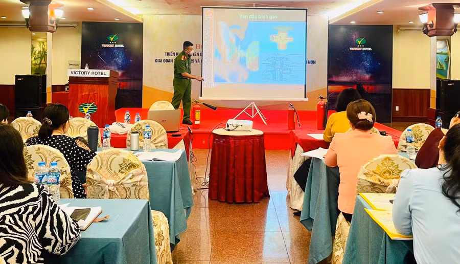 Đại úy Vũ Tiến Đạt chia sẻ tại lớp tập huấn.