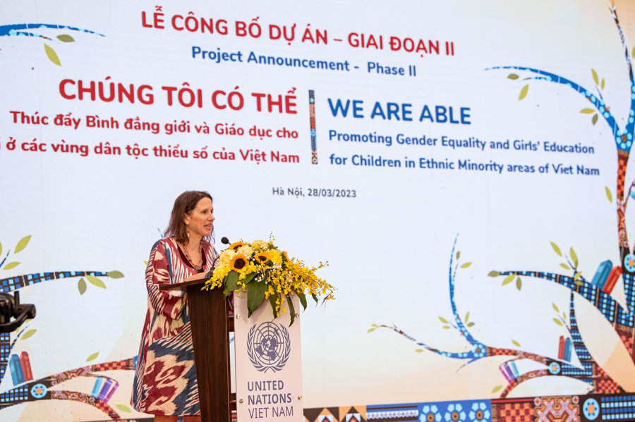 Bà Justine Sass, Trưởng ban Giới và Hoà nhập trong Giáo dục, trụ sở chính UNESCO phát biểu tại buổi lễ. Bà Justine Sass, Trưởng ban Giới và Hoà nhập trong Giáo dục, trụ sở chính UNESCO phát biểu tại buổi lễ.