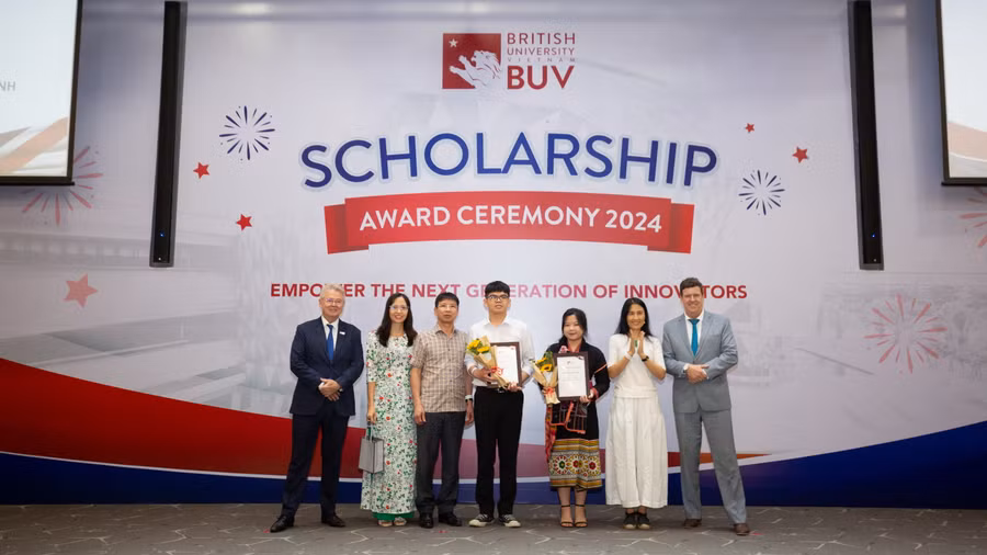 Ốc Thị Quỳnh Anh (thứ 3 từ phải qua trái) và và Hoa Quốc Phong (thứ 4 từ trái qua qua) là hai chủ nhận của Học bổng Trái tim sư tử.