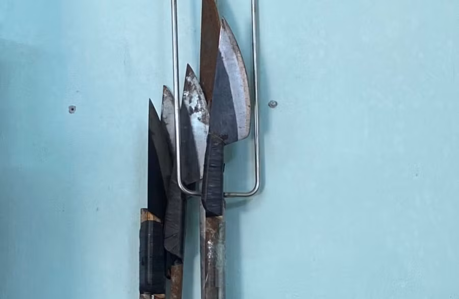 Một số hung khí cơ quan công an thu hồi của các đối tượng.