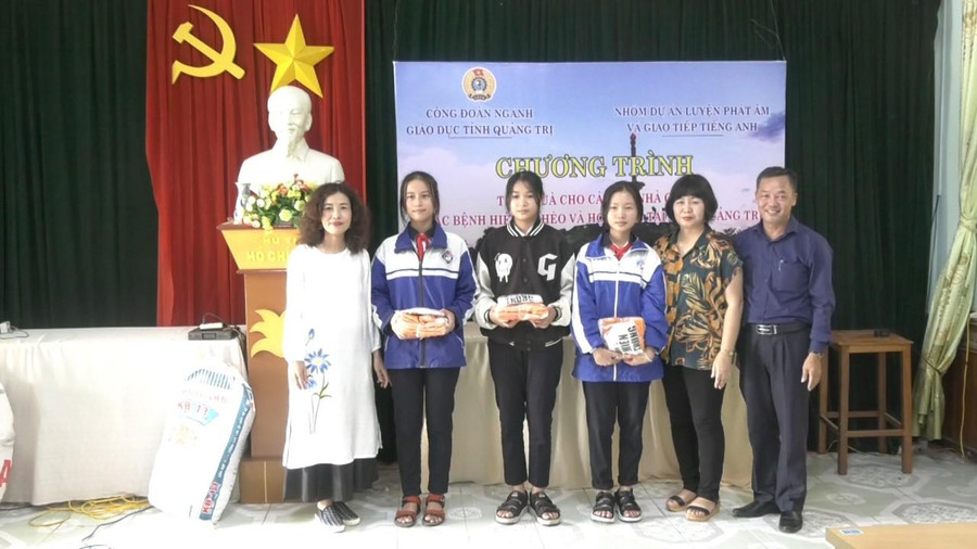 Tặng quà đến các học sinh khó khăn trước thềm năm học mới. Tặng quà đến các học sinh khó khăn trước thềm năm học mới.