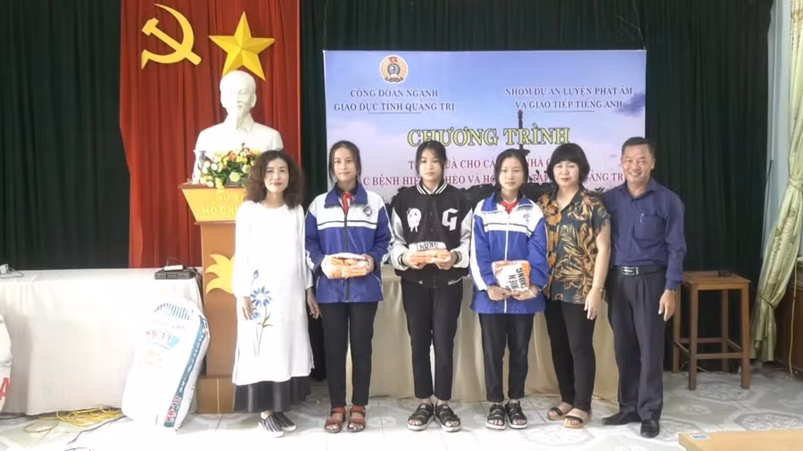 Tặng quà đến các học sinh khó khăn trước thềm năm học mới.