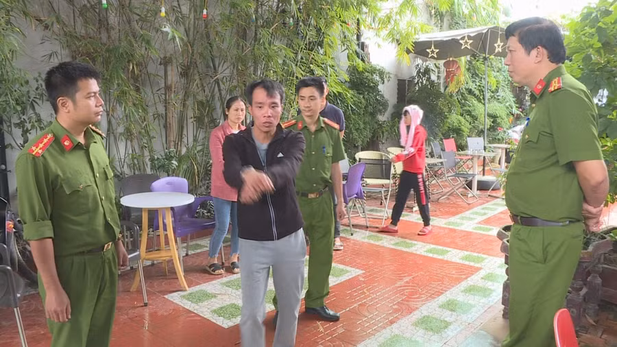 Cơ quan chức năng giám sát đối tượng Dương thực nghiệm lại hiện trường vụ án giết người.