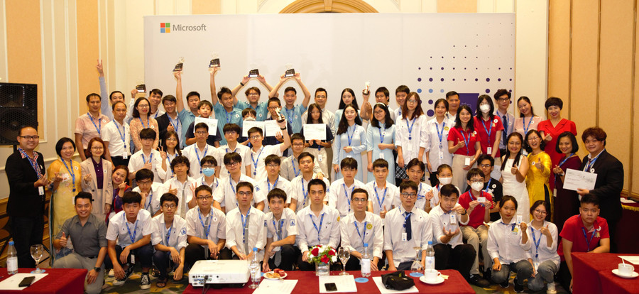 NIềm vui nhận giải thưởng của các đội tham gia NIềm vui nhận giải thưởng của các đội tham gia