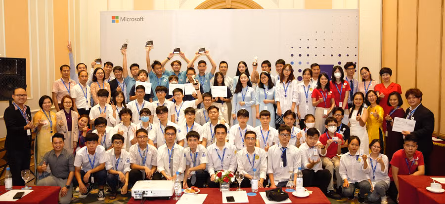 NIềm vui nhận giải thưởng của các đội tham gia