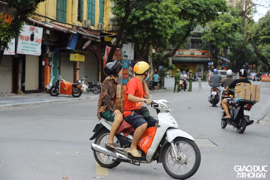 Nhiều lý do được đưa ra như đi chợ, đưa thực phẩm cho người thân... trái với quy định phòng chống dịch Covid-19.