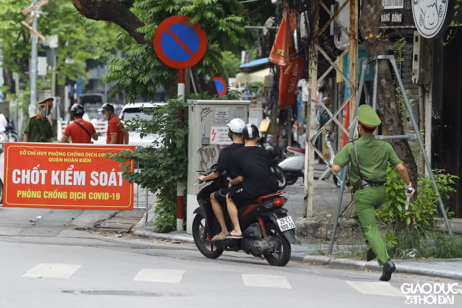 Trong chiều ngày 27/8, tại chốt kiểm soát ngã 3 Hàng Bông - Phùng Hưng, nhiều phương tiện khi thấy chốt đã quay đầu bỏ chạy.