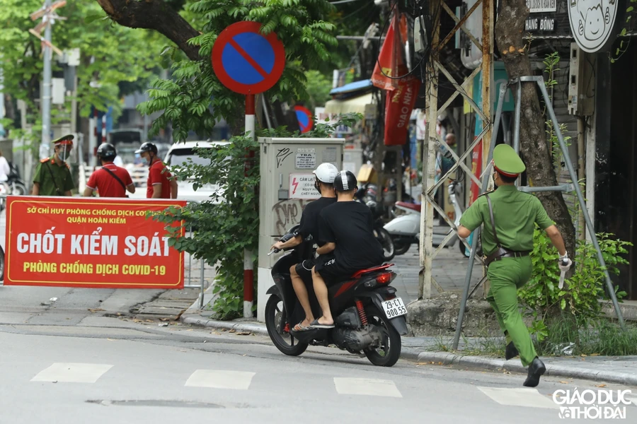 Nhiều người khi gặp chốt kiểm soát đã phóng nhanh để chạy.