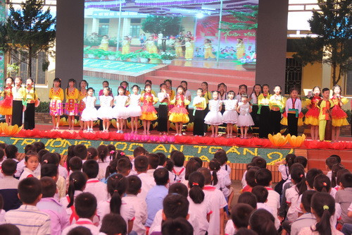 Lễ mít tinh còn có nhiều tiết mục văn nghệ của các em học sinh Trường tiểu học Phú Cường (Tân Lạc, Hòa Bình)