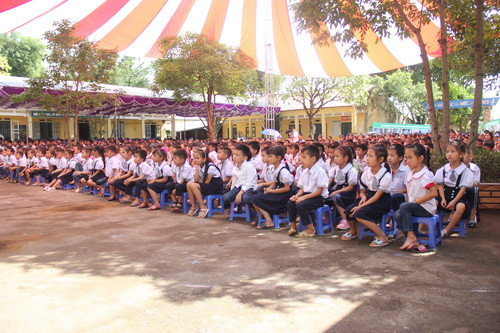 Đông đảo học sinh tham gia hưởng ứng lễ mít tinh