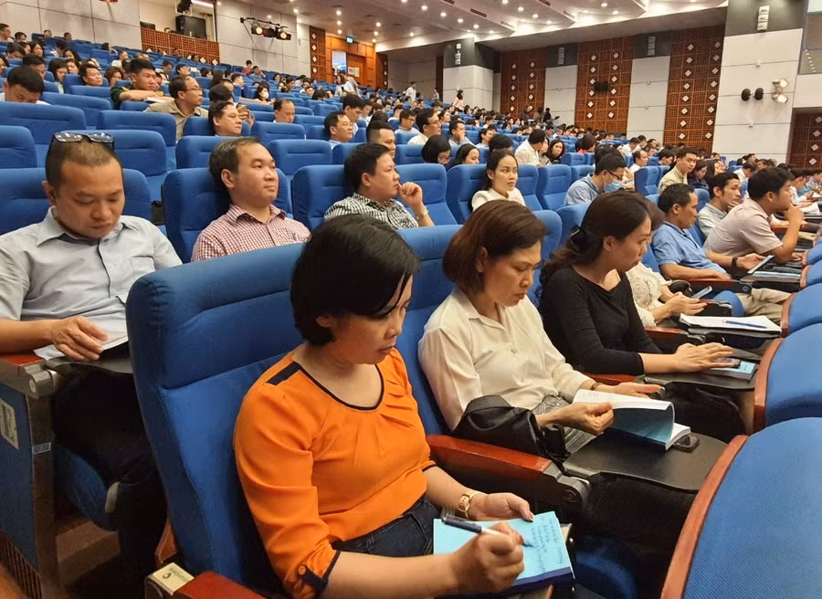 Các đảng viên tập trung nghiên cứu, học tập Nghị quyết Đại hội XIII của Đảng