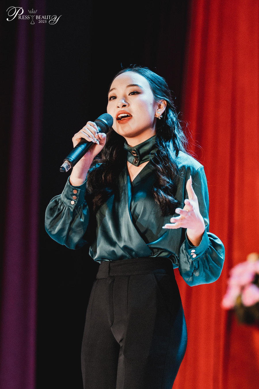 Thể hiện quan điểm về hành vi quấy rối tình dục bằng ánh mắt, thí sinh Hoàng Thị Ngọc Hà (SBD 07) đã cho thấy góc nhìn mới ở một vấn đề vốn đã quen thuộc. Thể hiện quan điểm về hành vi quấy rối tình dục bằng ánh mắt, thí sinh Hoàng Thị Ngọc Hà (SBD 07) đã cho thấy góc nhìn mới ở một vấn đề vốn đã quen thuộc.