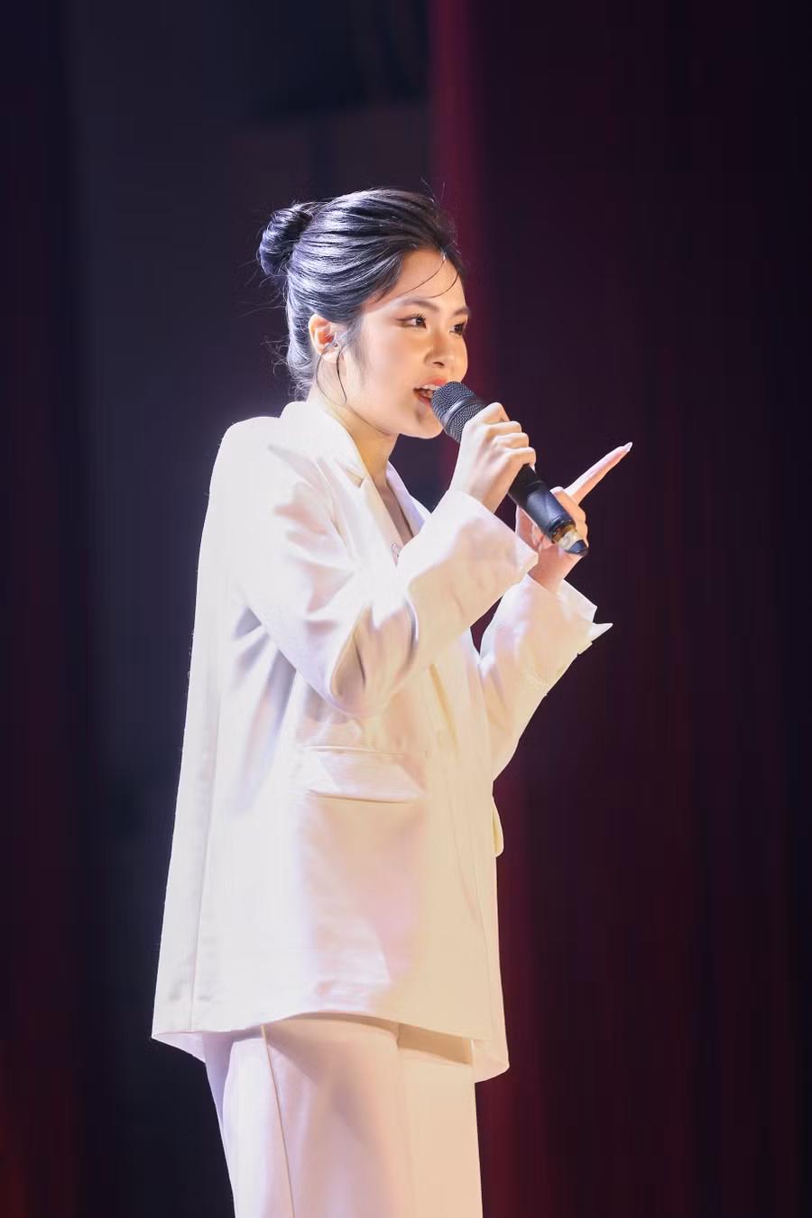 Qua phần thi Hùng biện, Top 20 đã chứng minh được vẻ đẹp tri thức của bản thân.