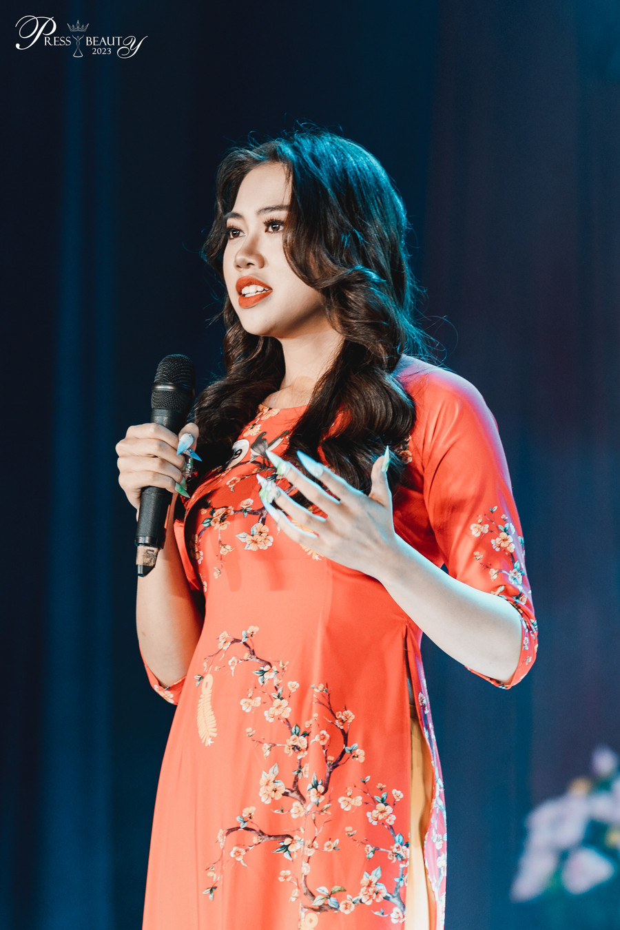 Thí sinh mang SBD 09 - Nguyễn Anh Khuê đưa đến quan điểm thú vị về trí tuệ nhân tạo, cô bạn cho rằng AI đang thật sự đe dọa con người bởi nó dần dần tiến hóa bằng cách tự tạo ra lệnh mới để nâng cấp chính mình. Thí sinh mang SBD 09 - Nguyễn Anh Khuê đưa đến quan điểm thú vị về trí tuệ nhân tạo, cô bạn cho rằng AI đang thật sự đe dọa con người bởi nó dần dần tiến hóa bằng cách tự tạo ra lệnh mới để nâng cấp chính mình.