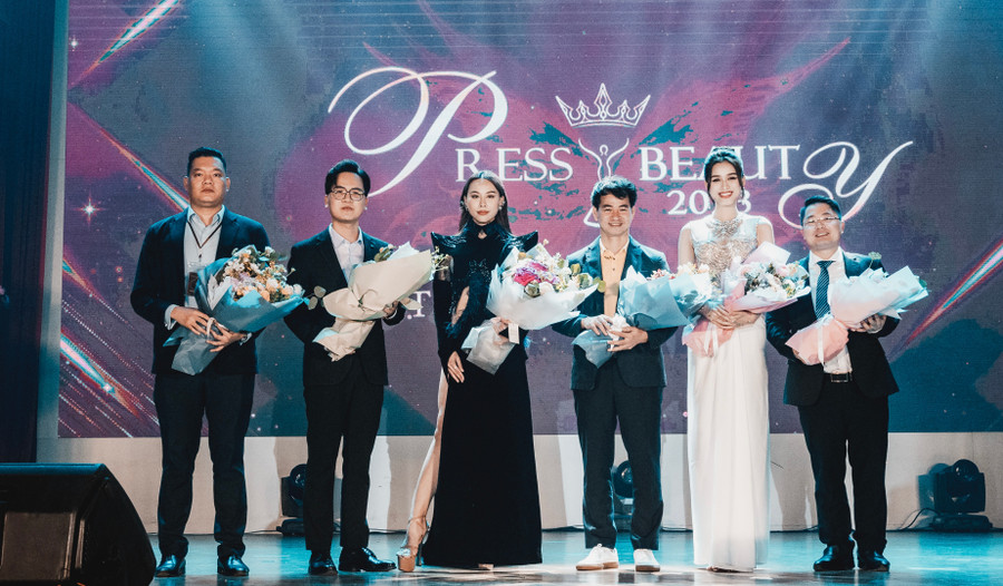 Ban giám khảo đều là người có thâm niên chấm thi trong các cuộc thi sắc đẹp. Ban giám khảo đều là người có thâm niên chấm thi trong các cuộc thi sắc đẹp.