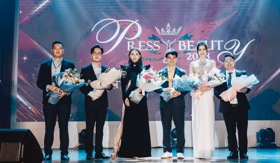 Ban giám khảo đều là người có thâm niên chấm thi trong các cuộc thi sắc đẹp.