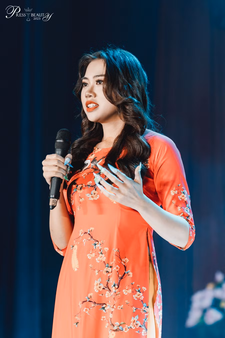 Thí sinh mang SBD 09 - Nguyễn Anh Khuê đưa đến quan điểm thú vị về trí tuệ nhân tạo, cô bạn cho rằng AI đang thật sự đe dọa con người bởi nó dần dần tiến hóa bằng cách tự tạo ra lệnh mới để nâng cấp chính mình.