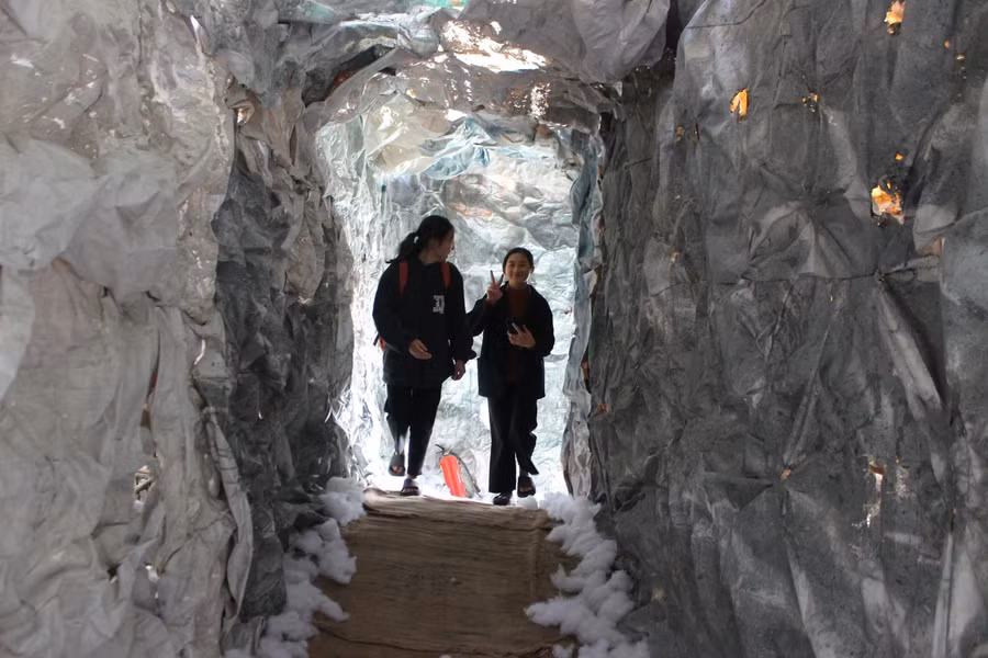 Khách tham quan có thể đi lại trong hang đá bằng con đường dài gần 300m.