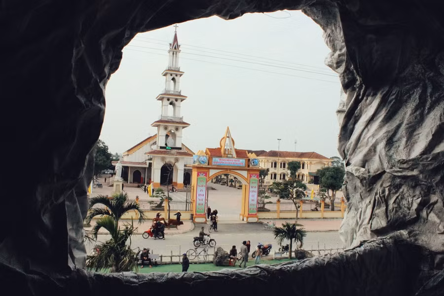 Hà Tĩnh: Ngắm "hang đá" khổng lồ làm từ hàng nghìn cây tre và giấy loại