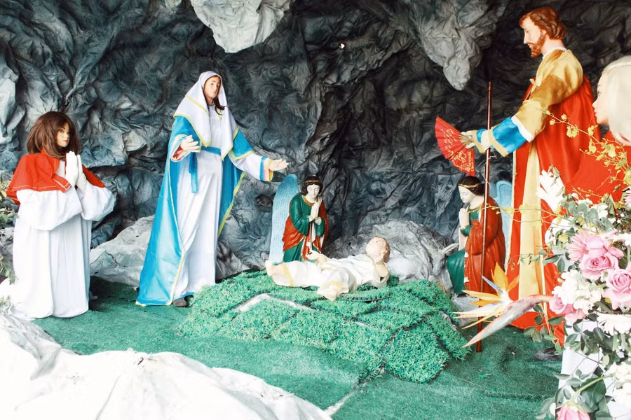 Mỗi vị trí tại hang đá đều được bố trí các hình ảnh gắn liền với các điển cố, điển tích trong Công giáo.