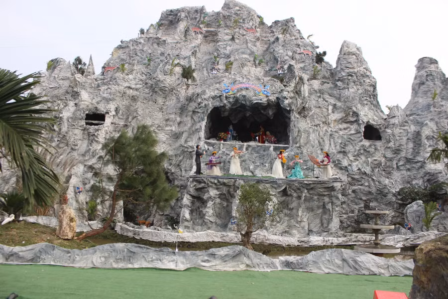 Đây được đánh giá là hang đá lớn nhất TP Hà Tĩnh trong mùa Giáng sinh 2020. Hang Bê-lem này cao hơn 22m, chiều dài khoảng 220m.