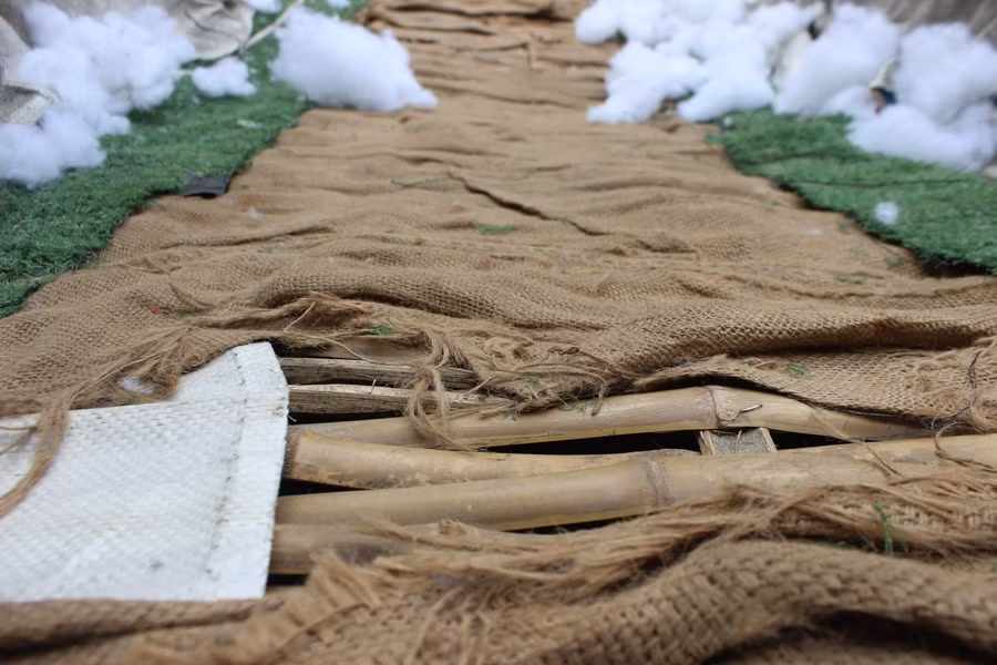 Toàn bộ hang đá được làm từ hàng nghìn cây tre, nứa...