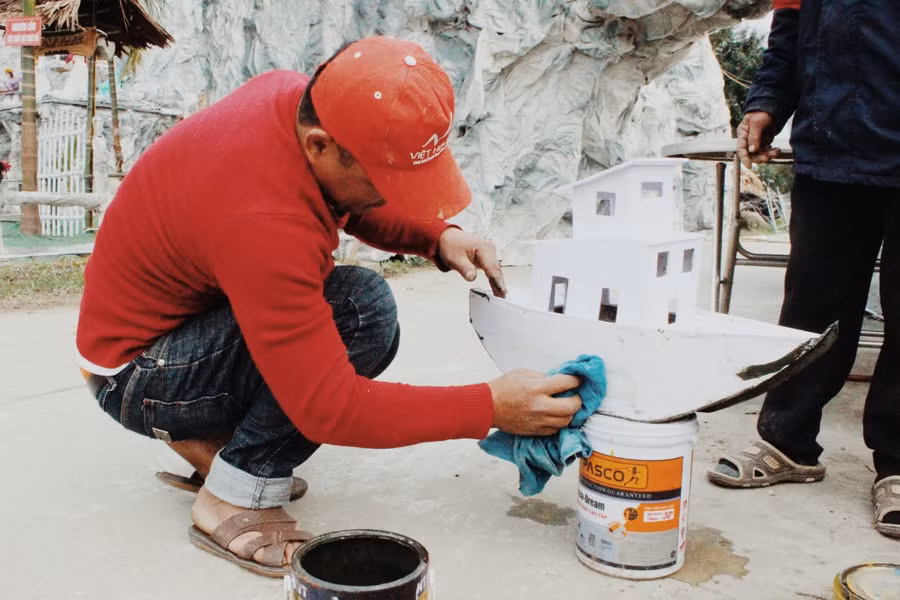 Hiện nay, các tốp thợ đang hoàn tất những công đoạn cuối để đưa hang Bê-lem vào sử dụng cho lễ Giáng sinh đang đến gần.