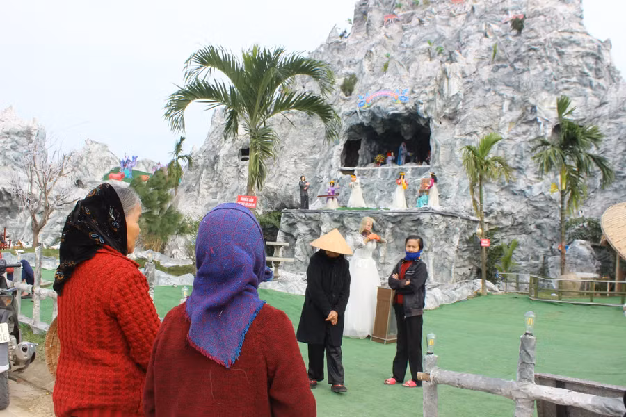 Nhiều bà con giáo dân tỏ ra rất phấn khởi với "hang đá" khổng lồ này.