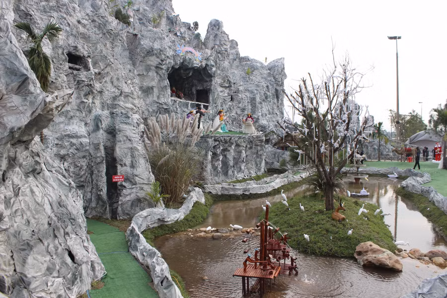 Hang đá được xây dựng với nhiều tiểu cảnh bày trí bắt mắt.