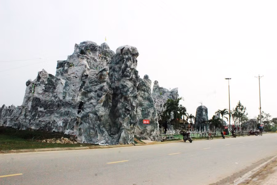 Trong hơn 1 tuần qua, người dân tại xã Thạch Hạ (TP.Hà Tĩnh) không khỏi trầm trồ trước sự xuất hiện của hang Bê-lem khổng lồ chào mừng ngày lễ Noel.