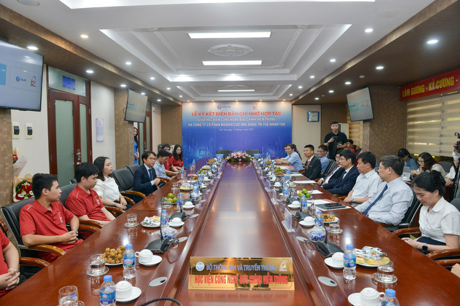 Đối với Học viện Công nghệ Bưu chính Viễn thông để đáp ứng nhu cầu của các doanh nghiệp về nguồn nhân lực AI, trong thời gian tới, Học viện sẽ thành lập khoa đào tạo Trí tuệ nhân tạo và sẽ tập trung đầu tư nguồn nhân lực, vật lực cho lĩnh vực mới này. Đối với Học viện Công nghệ Bưu chính Viễn thông để đáp ứng nhu cầu của các doanh nghiệp về nguồn nhân lực AI, trong thời gian tới, Học viện sẽ thành lập khoa đào tạo Trí tuệ nhân tạo và sẽ tập trung đầu tư nguồn nhân lực, vật lực cho lĩnh vực mới này.