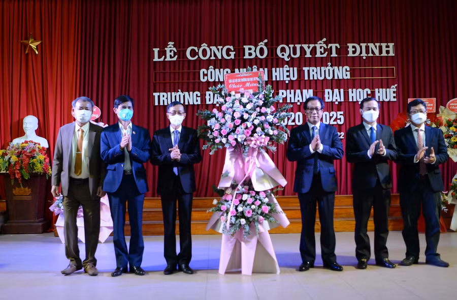 Các tập thể, cá nhân chúc mừng PGS.TS Lê Anh Phương