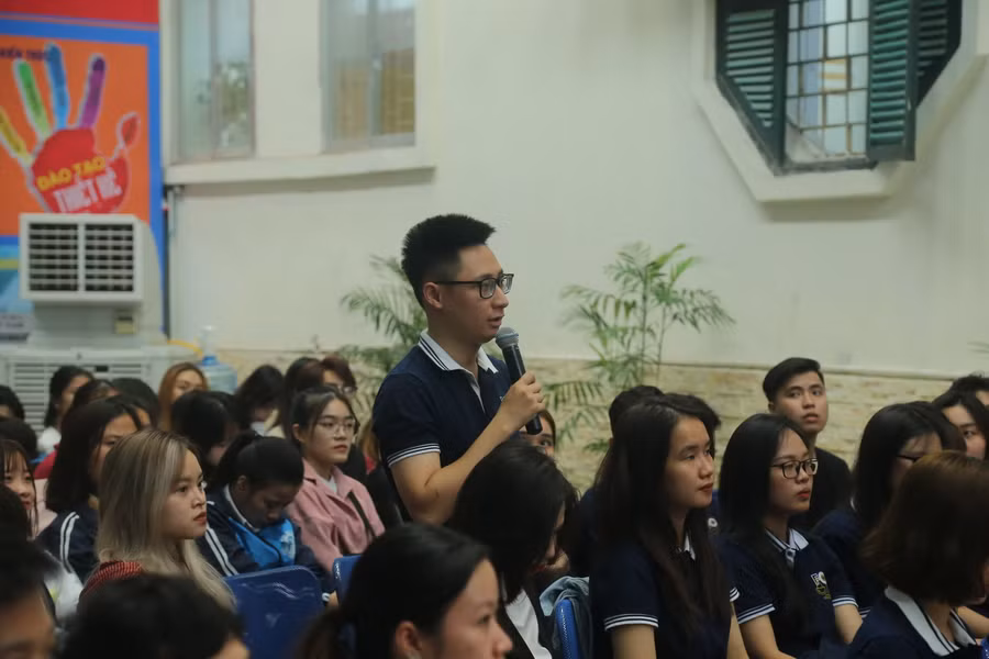 Sinh viên đặt câu hỏi, giao lưu với các diễn giả