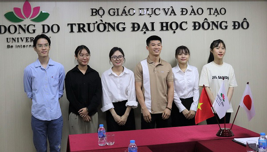 Nhóm sinh viên năm 4 tham gia phỏng vấn chương trình thực tập hưởng lương tại Nhật Bản. Nhóm sinh viên năm 4 tham gia phỏng vấn chương trình thực tập hưởng lương tại Nhật Bản.