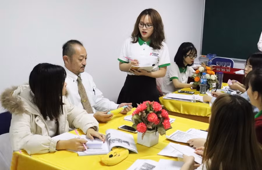 Sinh viên được đào tạo kỹ năng qua các buổi phỏng vấn, đào tạo trực tiếp bởi các chuyên gia từ các công ty tuyển dụng nước ngoài.