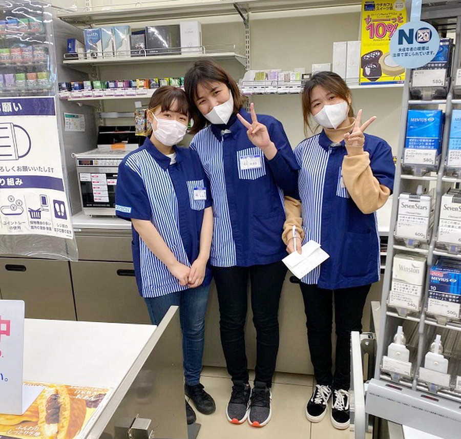 Ngọc Khánh (bên trái) chụp hình cùng đồng nghiệp tại cơ sở làm việc. Ngọc Khánh (bên trái) chụp hình cùng đồng nghiệp tại cơ sở làm việc.