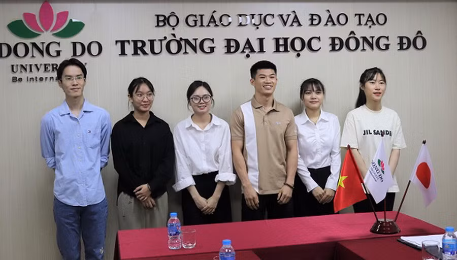 Nhóm sinh viên năm 4 tham gia phỏng vấn chương trình thực tập hưởng lương tại Nhật Bản.