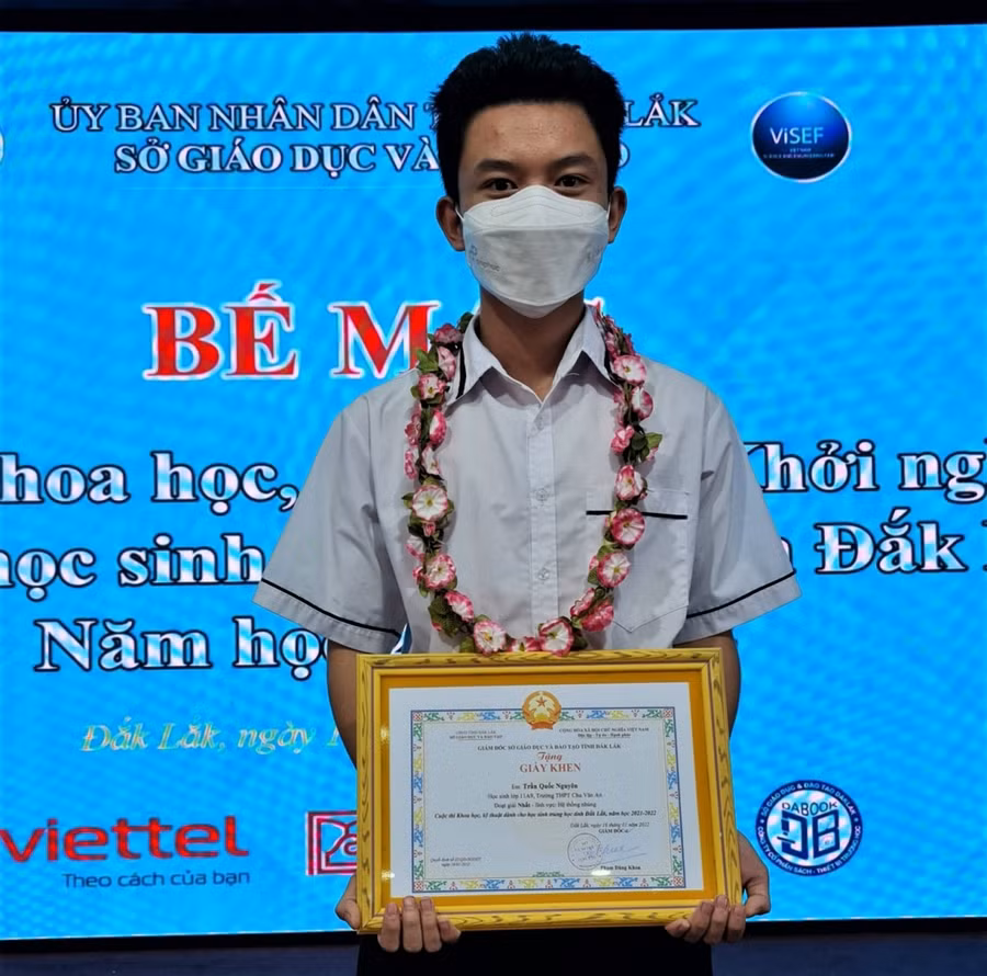 Học sinh Trần Quốc Nguyên với giải Nhất thứ 2 liên tiếp tại Cuộc thi cấp tỉnh.