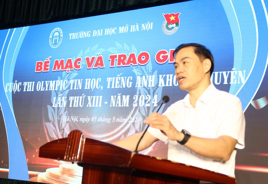 TS Dương Thăng Long phát biểu tại Lễ bế mạc và trao giải Cuộc thi Olympic Tin học và Tiếng Anh không chuyên lần thứ XIII, năm 2024 - tối 5/5. TS Dương Thăng Long phát biểu tại Lễ bế mạc và trao giải Cuộc thi Olympic Tin học và Tiếng Anh không chuyên lần thứ XIII, năm 2024 - tối 5/5.