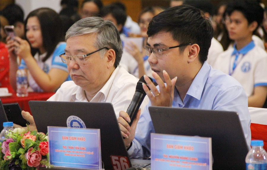 Giám khảo đặt câu hỏi phản biện với các đội. Giám khảo đặt câu hỏi phản biện với các đội.