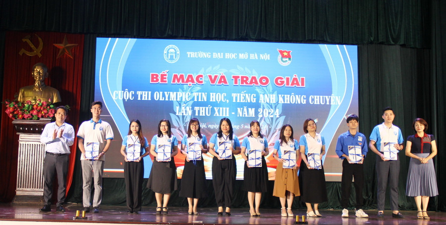 Ths Lê Mạnh Hùng – Bí thư Đoàn Thanh niên Trường ĐH Mở Hà Nội (ngoài cùng bên trái) trao giấy chứng nhận cho các đại diện các đội thi. Ths Lê Mạnh Hùng – Bí thư Đoàn Thanh niên Trường ĐH Mở Hà Nội (ngoài cùng bên trái) trao giấy chứng nhận cho các đại diện các đội thi.
