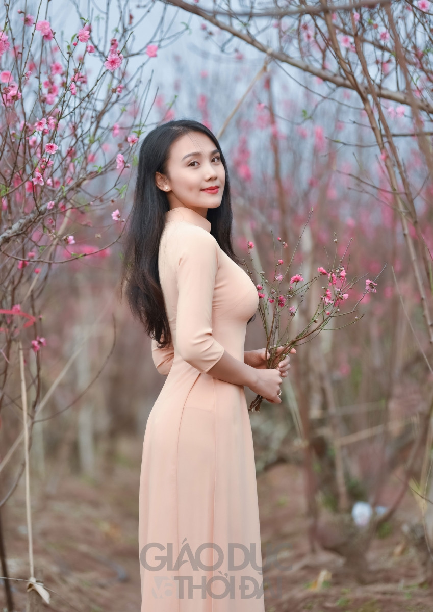 Những thiếu nữ Hà thành với trang phục áo dài khoe sắc bên hoa đào. Những thiếu nữ Hà thành với trang phục áo dài khoe sắc bên hoa đào.