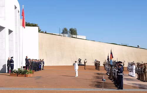 Thủ tướng Nguyễn Xuân Phúc thực hiện nghi lễ chào cờ trong lúc Quân nhạc cử Quốc thiều Việt Nam. Ảnh: VGP